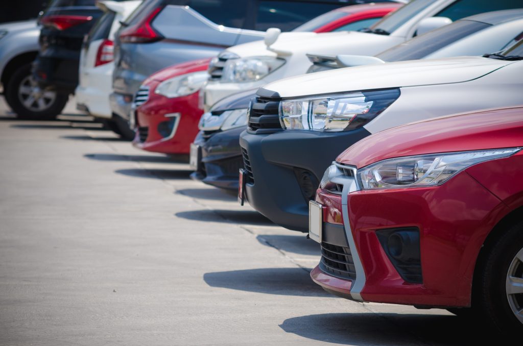 autos estacionados estacionamiento