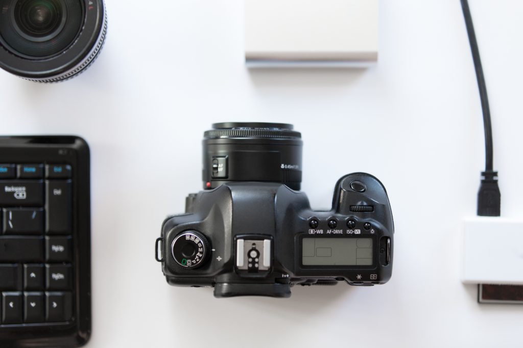 escritorio blanco camara profesional accesorios