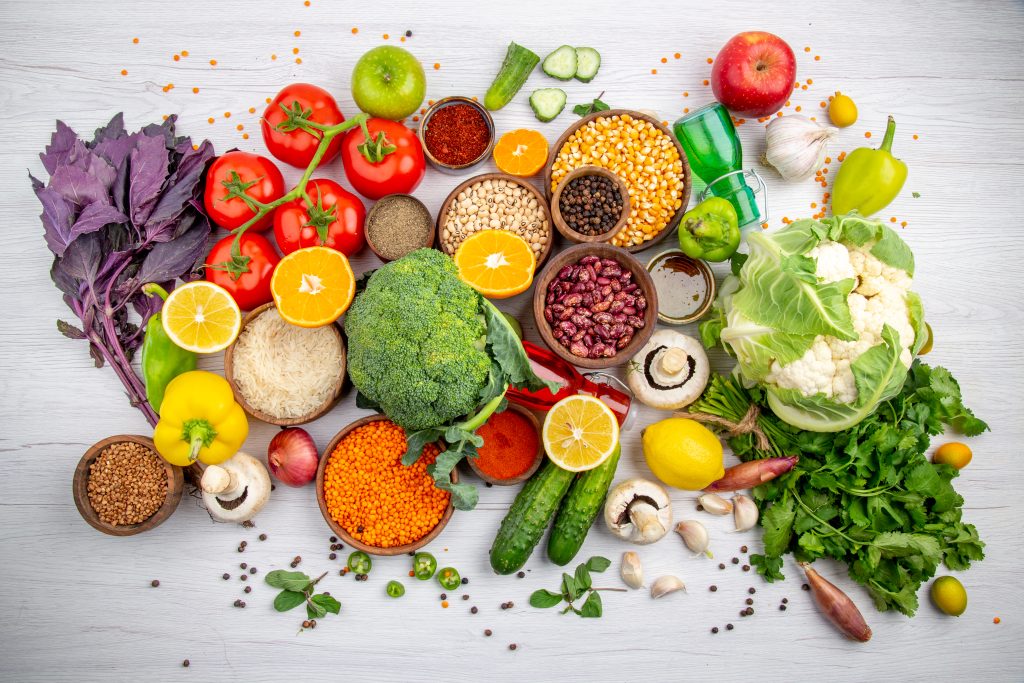 vista superior alimentos frescos especias vegetales cocinar mesa blanca