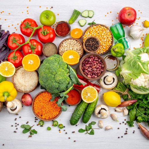vista-superior-alimentos-frescos-especias-vegetales-cocinar-mesa-blanca